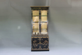 Vitrinenschrank im asiatischen Stil