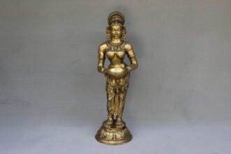 Orientalische Frau mit Schale