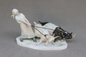 Meissener Porzellan Figur Ziegenhirtin  Figurine aus Meissener Porzellan mit der Darstellung einer jungen Ziegenhirtin. 